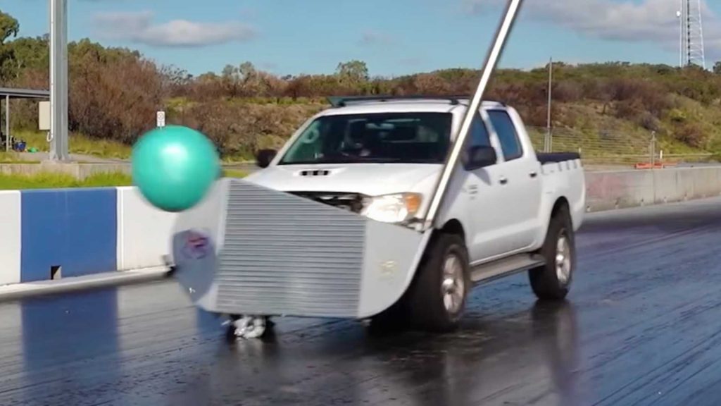 Toyota Hilux convertita in un’auto da golf club per un divertimento ridicolo