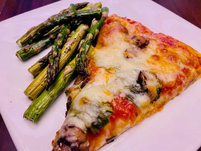 Utilizzare la salsa per la pizza durante la notte, servita con asparagi arrostiti.