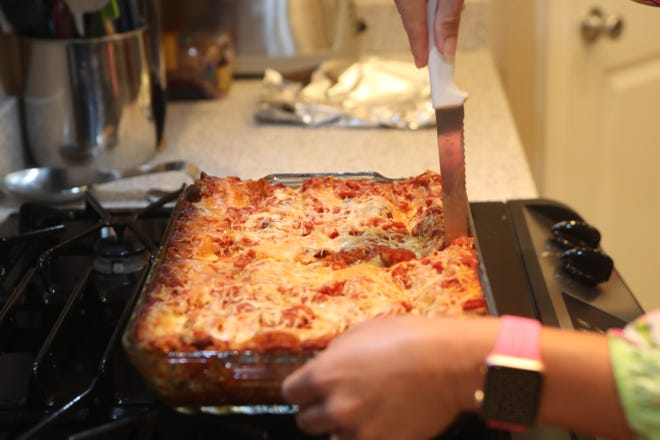 Una dieta ricca di cereali integrali, verdure e fagioli svolge un ruolo nella prevenzione del cancro.  Come parte del mese di sensibilizzazione sul cancro al seno, Anna Jones ha preparato una lasagna di verdure senza bollitura, ripiena di spinaci, peperoni rossi e pomodori.