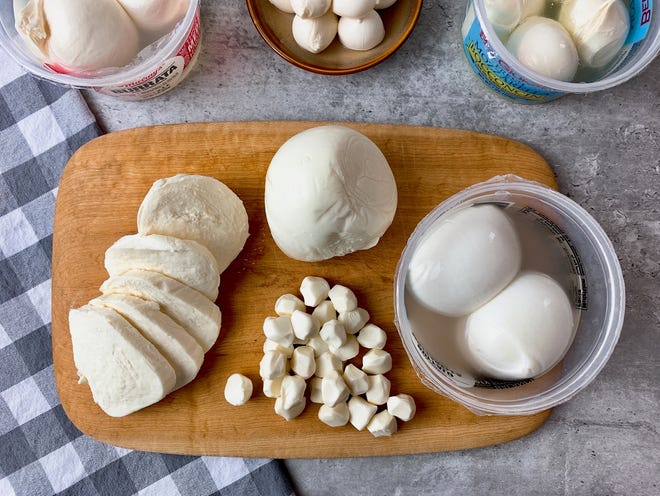 La mozzarella fresca è venduta in diverse dimensioni, il che è fantastico, perché la differenza di consistenza e gusto è sorprendente.