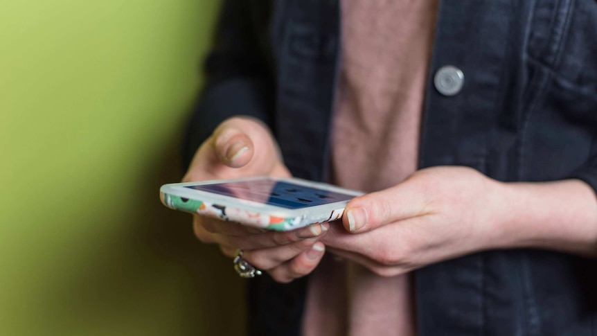 Una donna in possesso di uno smartphone.