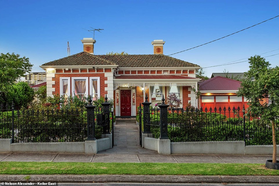 Una modesta casa di famiglia alla periferia di Melbourne a Moonee Ponds ha una propria pizzeria nel cortile completamente rifornita