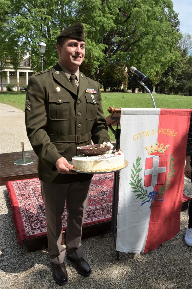 I soldati della US Army Garrison in Italia restituiscono una torta di compleanno dopo 77 anni