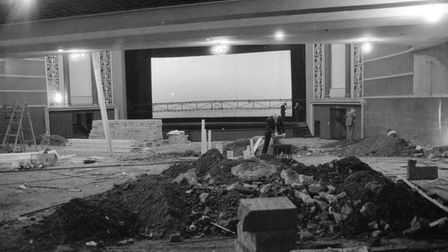 ABC Cinemas Ipswich sta subendo modifiche alla schermata iniziale.  marzo 1973