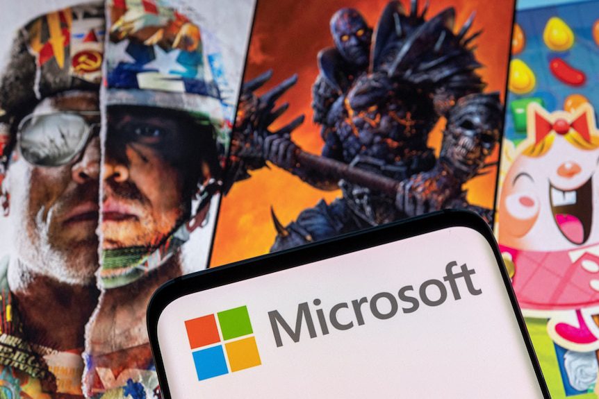 Logo Microsoft davanti alle scene dei videogiochi Call of Duty, World of Warcraft e Candy Crush