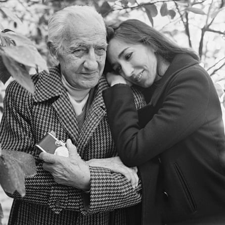 Ritratto in bianco e nero di Paolo Di Paolo anziano, vestito con un cappotto a quadri, con la figlia adulta Silvia che gli appoggia la testa sulla spalla